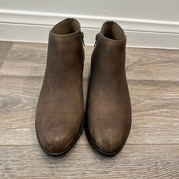 Woman’s Clarks Ultimate Comfort Collection Brown Boots! - Picture 2 of 7